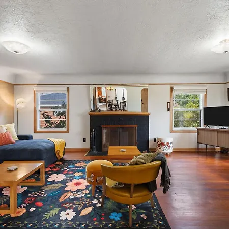 Villa Retro Getaway In Hazel Dell